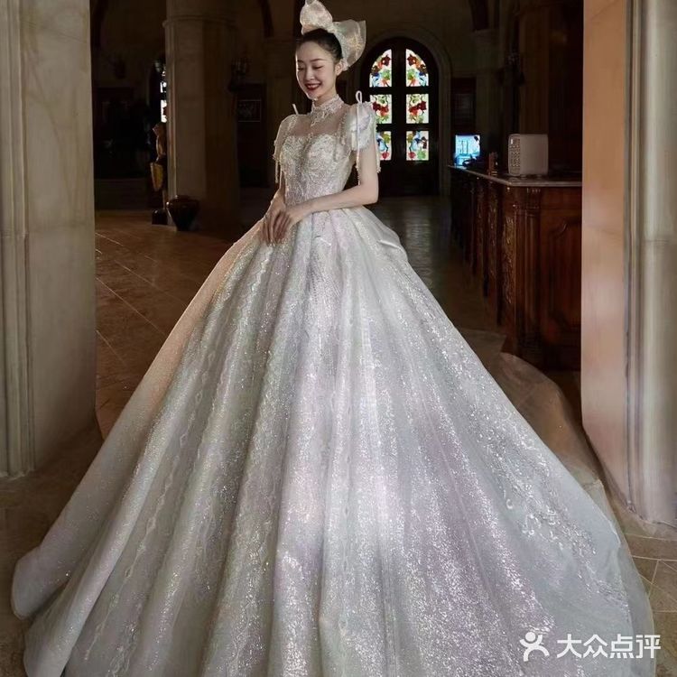 穿上漂亮的婚纱是每个女孩子的梦想！