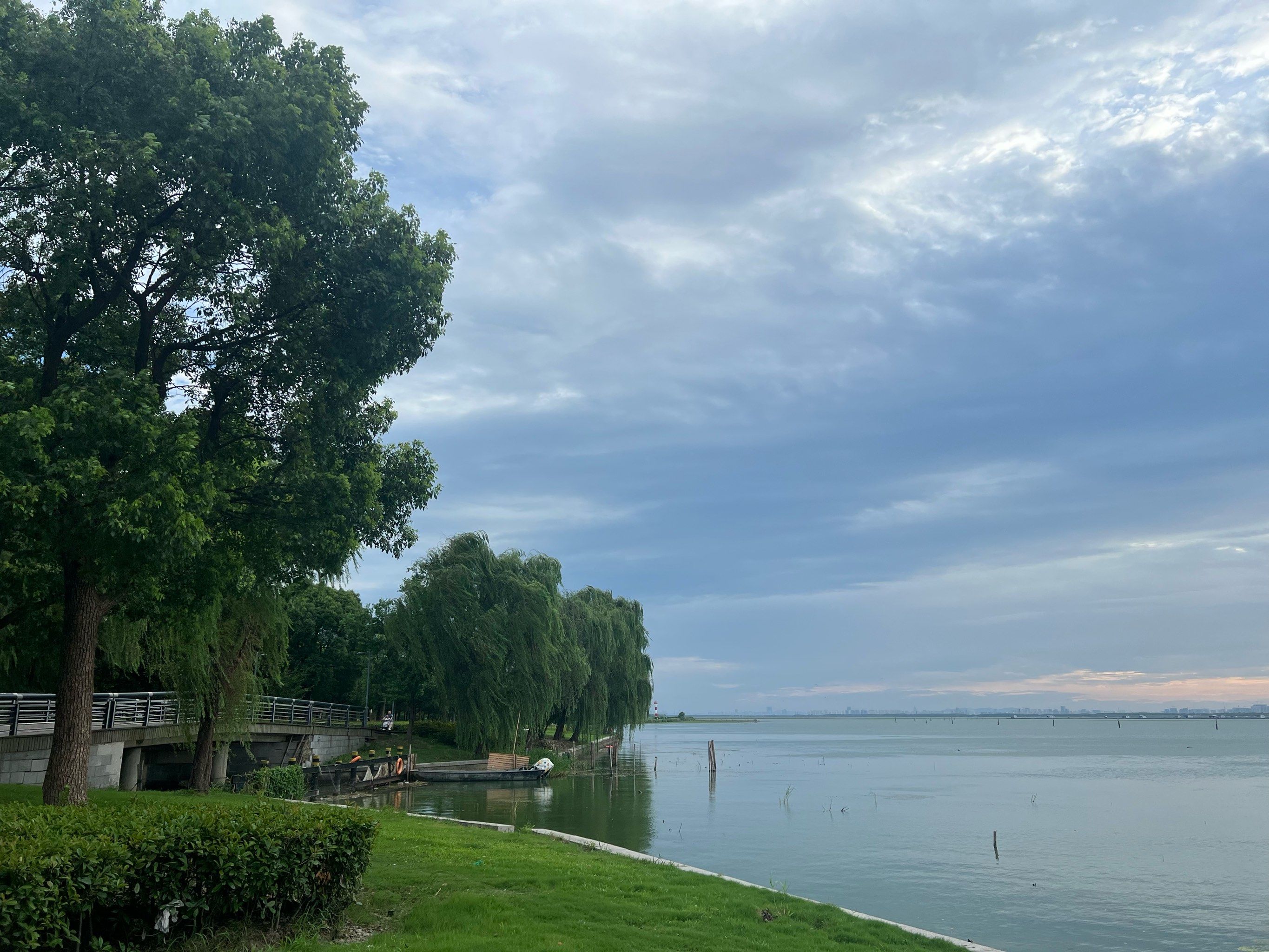 湖边散步的惬意