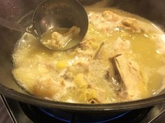 浓厚原只鸡煲花胶汤-鲜入围煮花胶鸡海鲜火锅