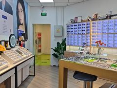 -天空之镜眼镜店蔡司依视路配镜授权零售店(望京颐堤港店)