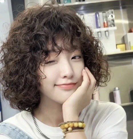 空气刘海 中短蛋卷头发型,修颜
减龄一次get,即使是娃娃脸也能够轻