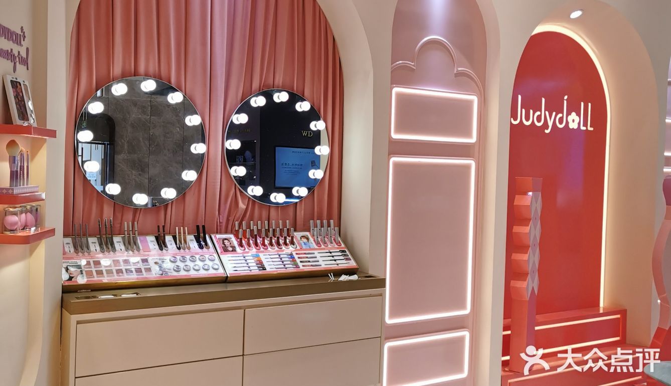 新街口金鹰一楼的橘朵快闪店