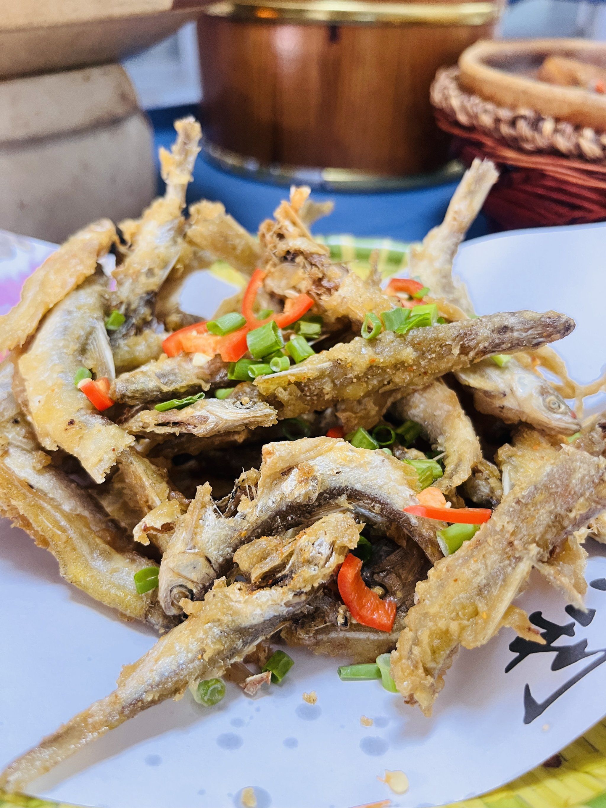 椒盐溪鱼的外皮酥脆,肉质鲜嫩,每一口都能感受到淡淡的盐香,真让人