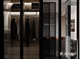 主题的灰色拉丝质感和护墙板风格一致 原木色木材的运用