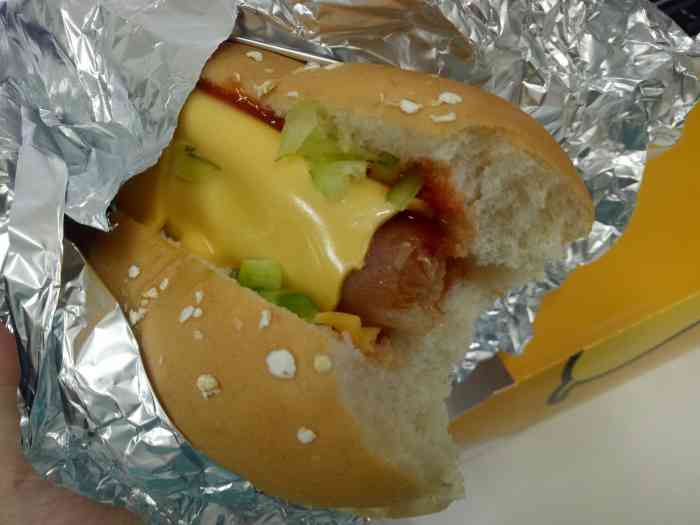 德希臣·芝士热狗(卧龙店)-"所有惊喜 总会不期而遇 心心念念的热狗.