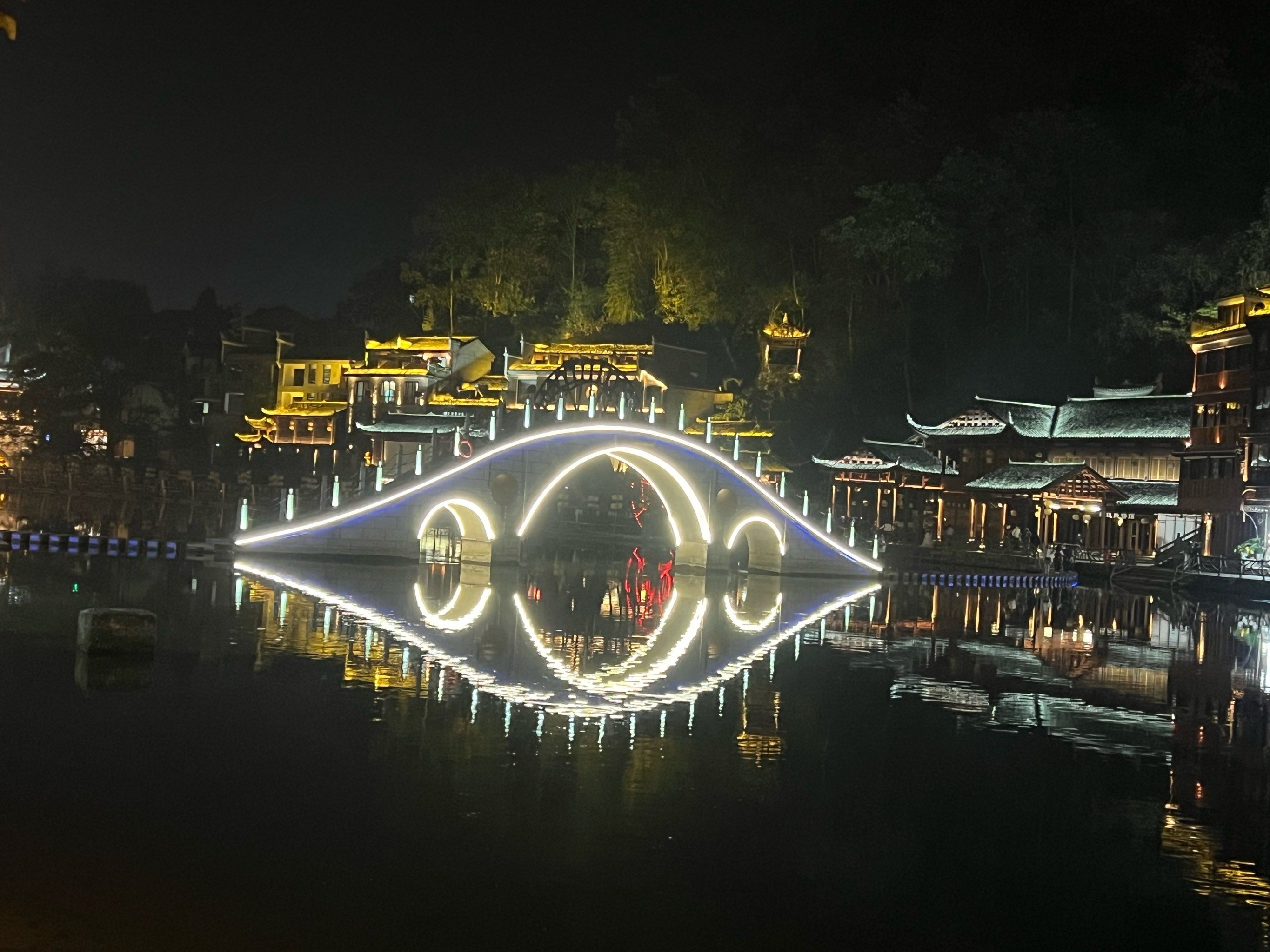 凤凰古城夜游沱江