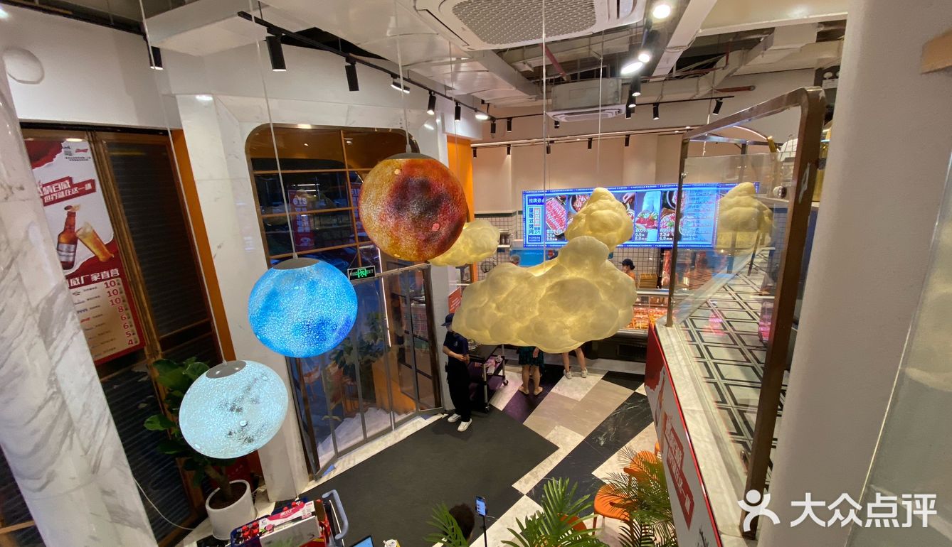 特别多人，即便人如此之多，每一层的服务依旧很到位