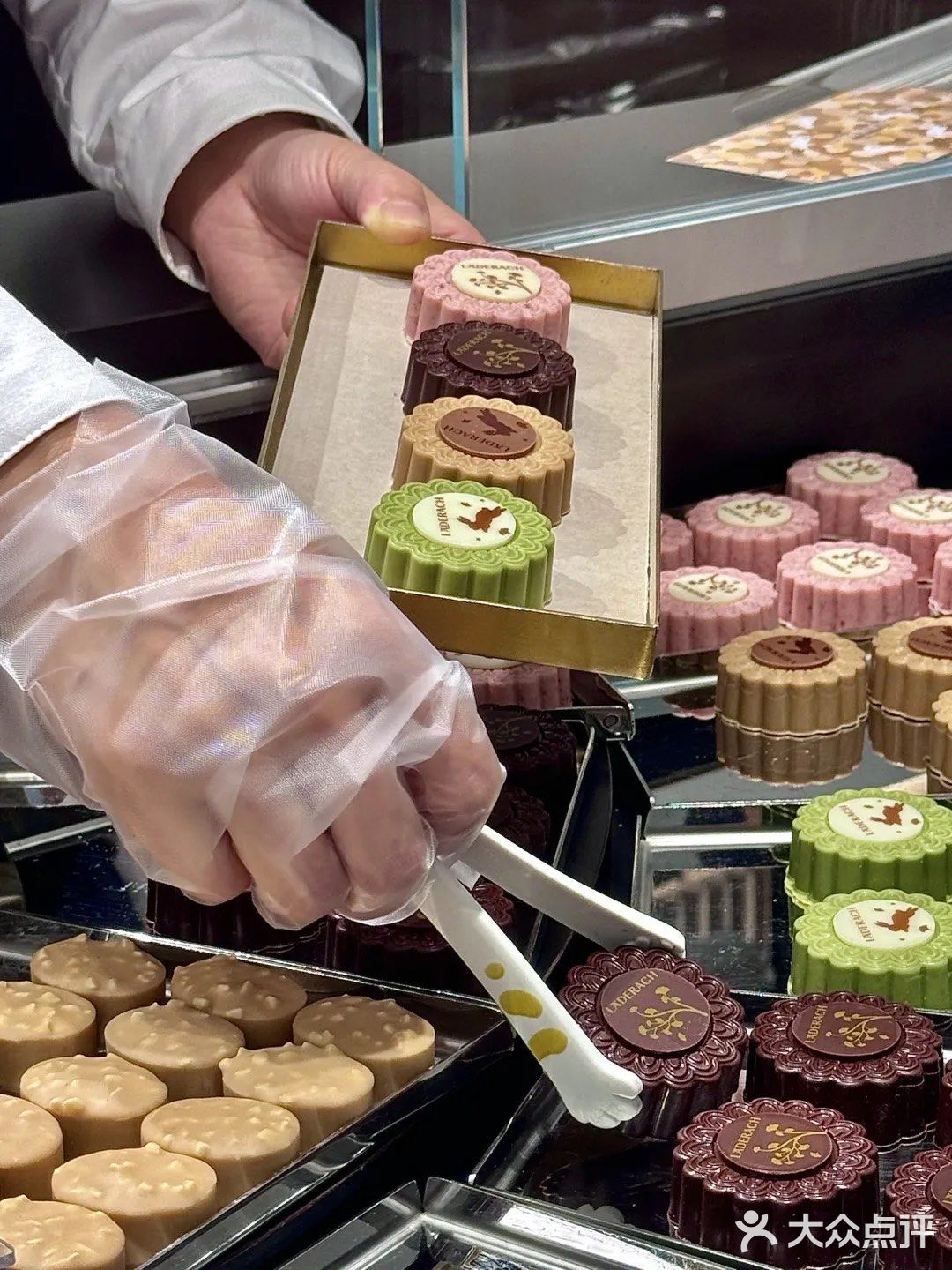 有钱人吃的月饼已经next level…！！