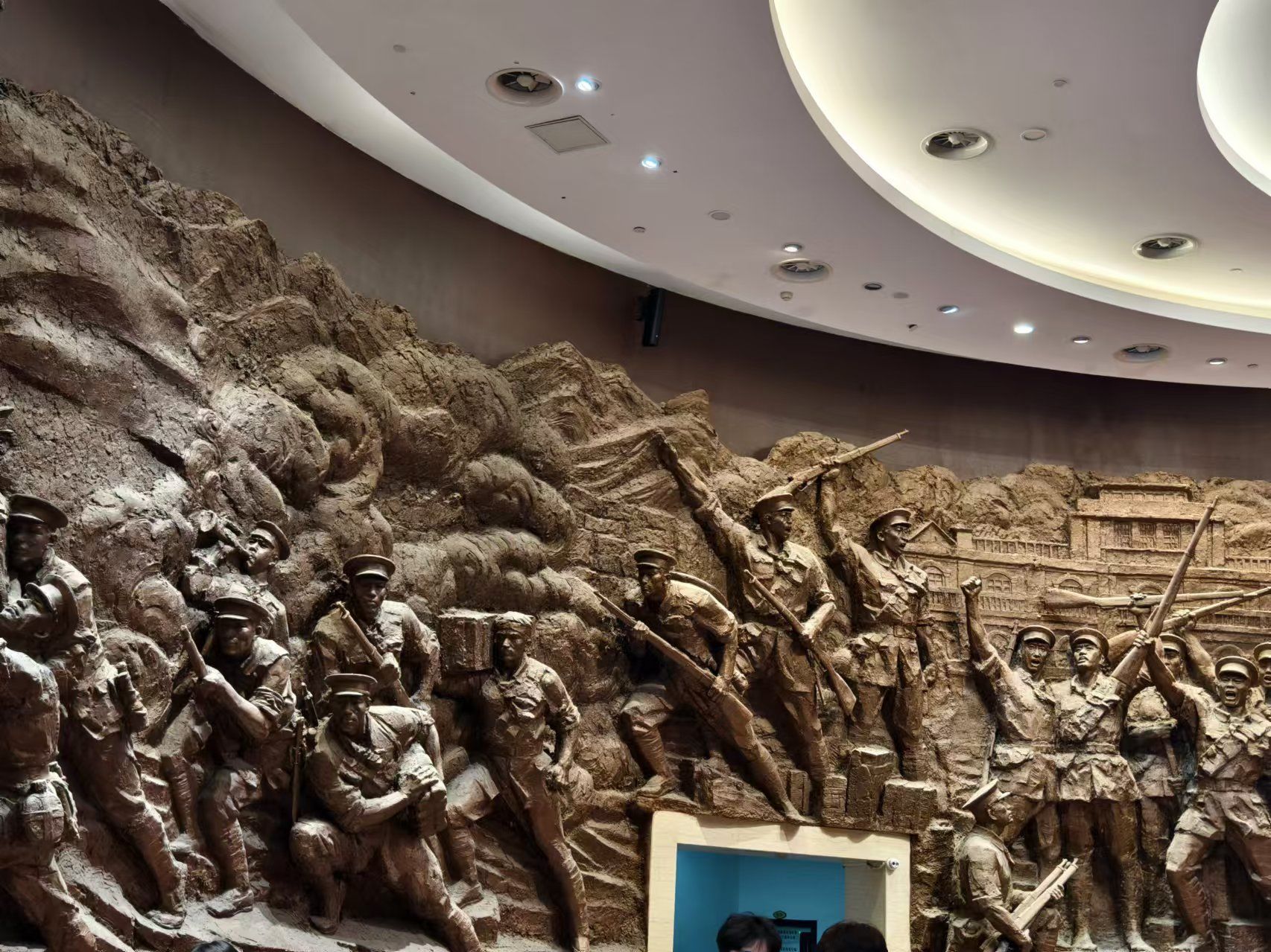 天天领红包这两张图片分别展示了革命主题的浮雕和场景复原