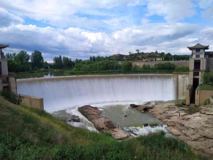 龙首坝-"这个地方实用价值大于观赏价值吧,站在桥上."-大众点评移动版