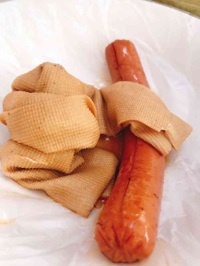 再配上一根入味的火腿肠 不错哈哈 他家现在可以堂食了