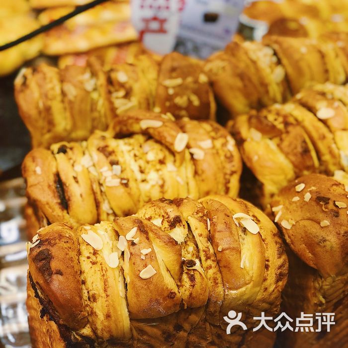 万利隆蛋糕流心羊角面包图片-北京面包/饮品-大众点评网