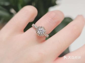 还好选了个款式的钻戒美要不然好后悔！
