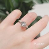 还好选了个款式的钻戒美[吐]要不然好后悔！