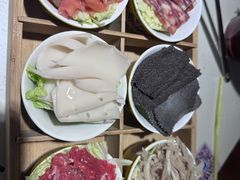 -茅草房·河畔园林火锅
