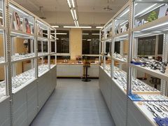 -无奔眼镜·蔡司·依视路授权店(朝阳大悦城店)