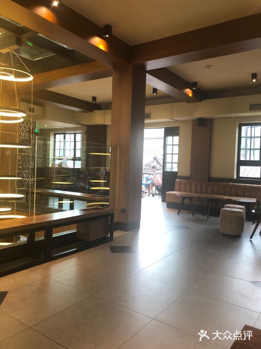 星巴克臻选(成都宽窄巷子店)大堂图片