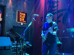 -FOUR PLAY BAR