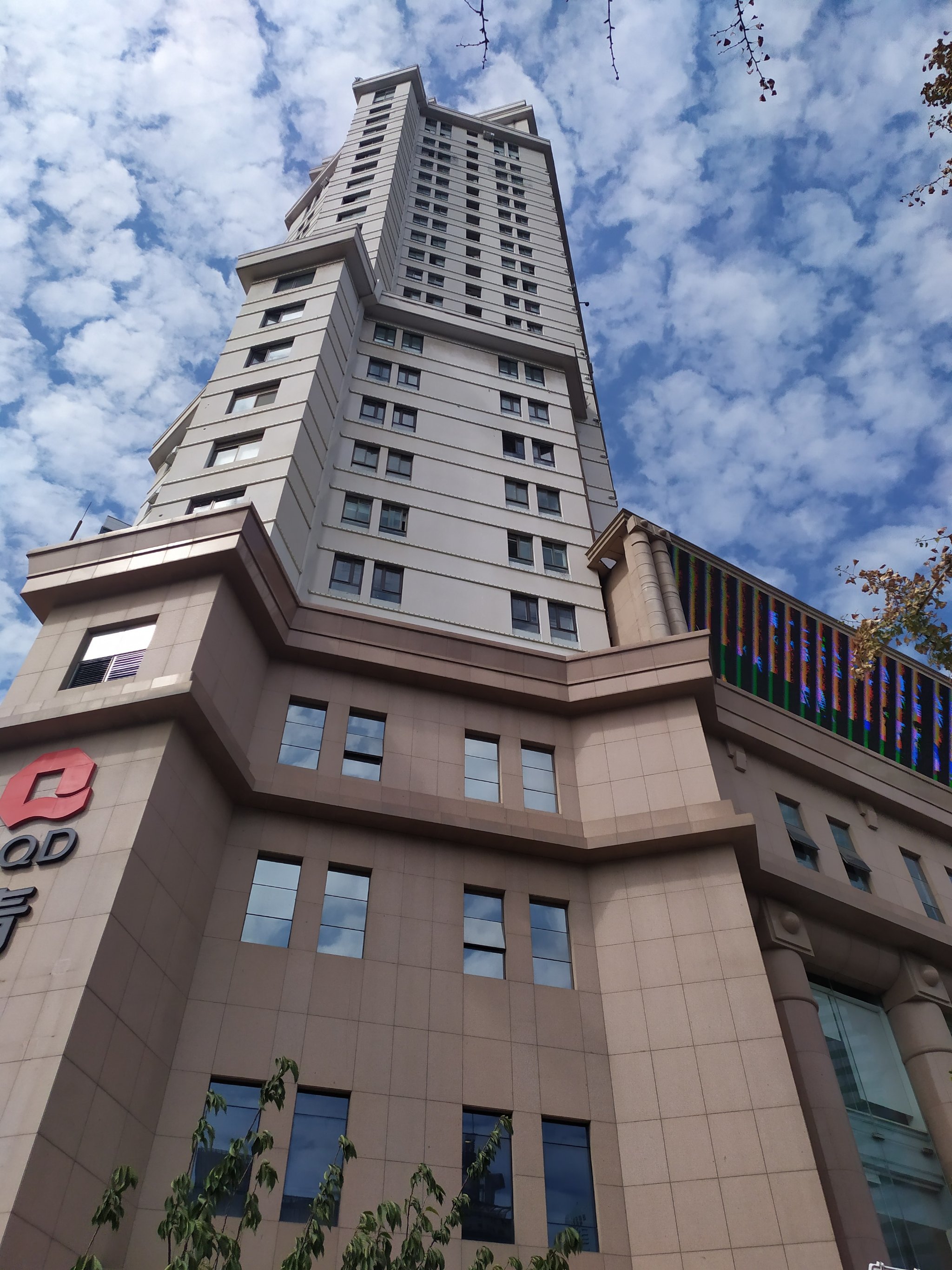 华普大厦,位于青岛市市南区香港路上.今天