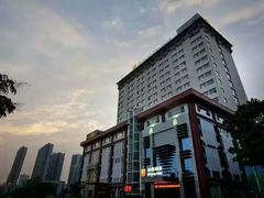 -武汉光谷广场杨家湾地铁站怡程酒店