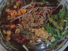 -爆炸头阿姨小四川正宗川味小吃(无任何分店)
