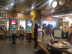 大堂-麦当劳(中山公园龙之梦店)