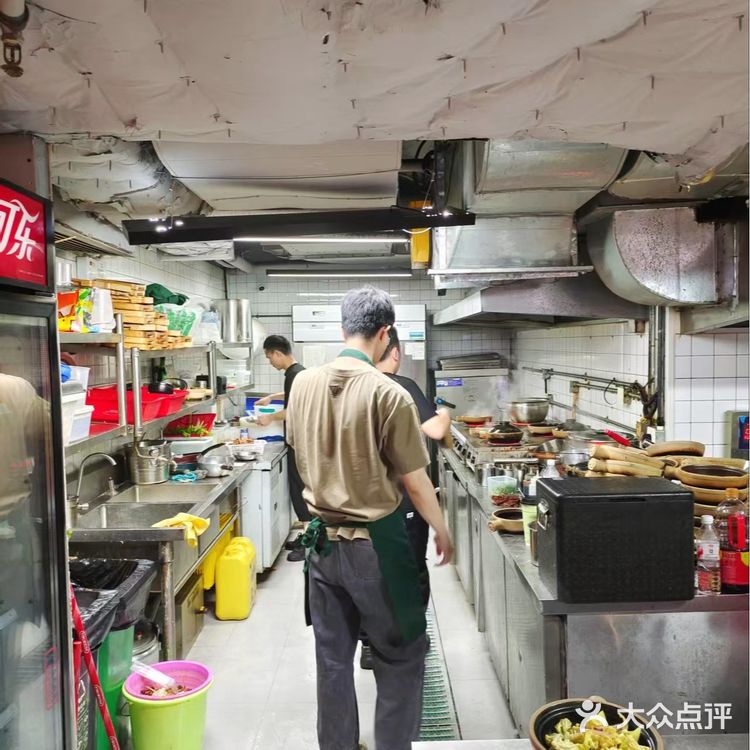 生意很好的老成都砂锅菜