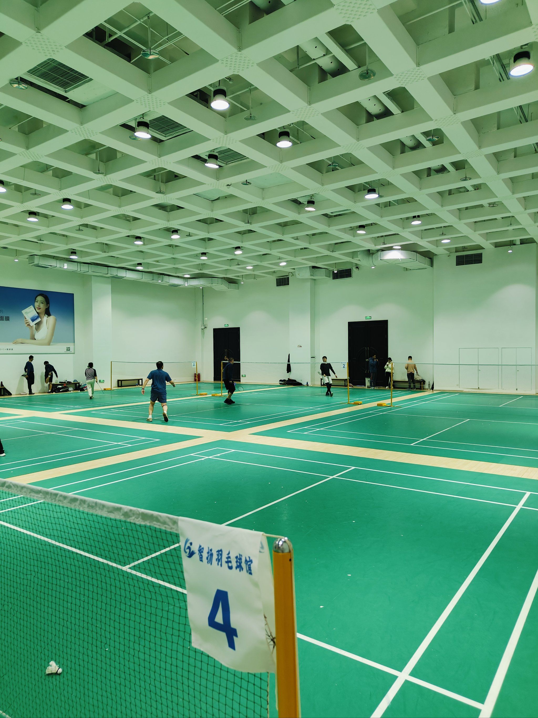 室内羽毛球馆,地方不大,但是整齐划一,停车非常方便,车位很多,免费四