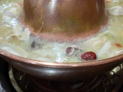 -果松木炭酸菜铜火锅·外婆参鸡汤