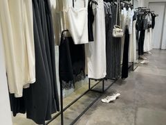 -URBAN REVIVO(上海中庚漫游城店)