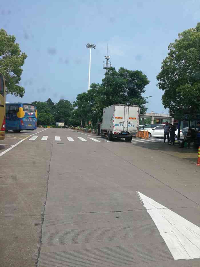 衢州服务区停车场-"从江西宜春旅游回来,途经浙江服务区停车场.