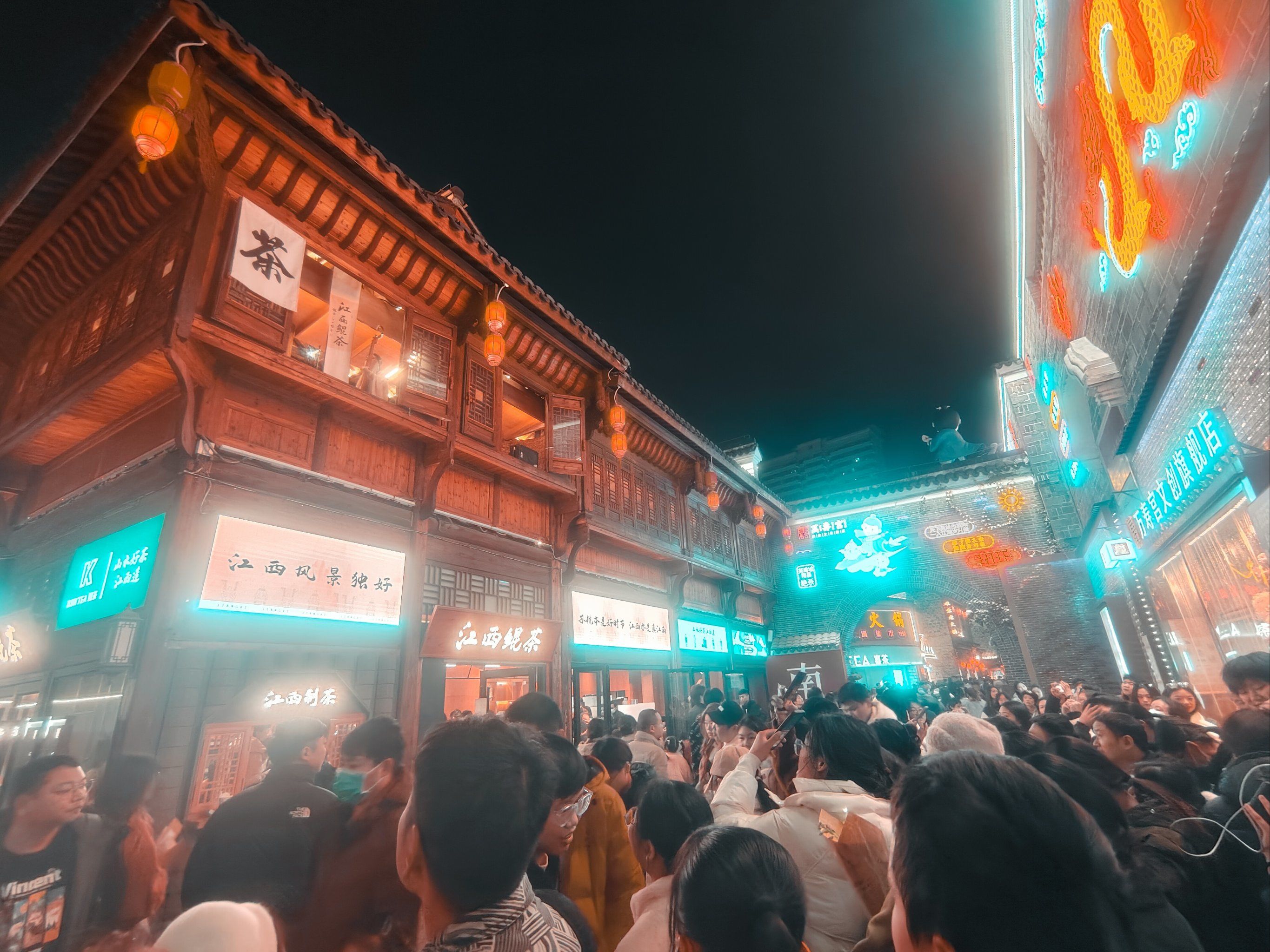 夜晚的南昌,也是别样的美丽,熙熙攘攘的人群