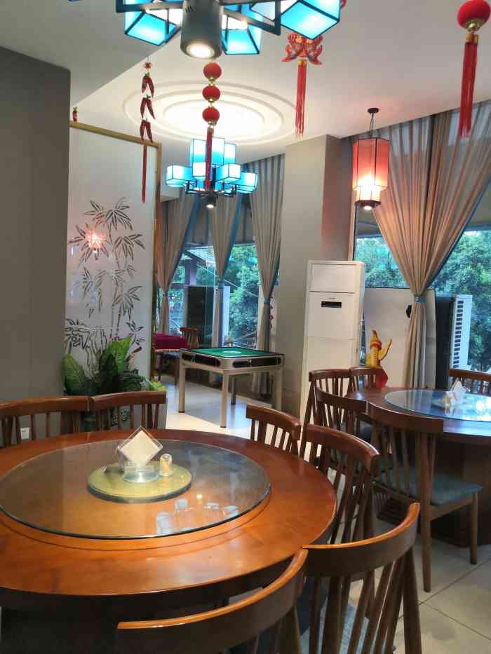 红星酒楼(华阳店)-"[薄荷]环境:一层是烤鸭的地方,餐厅在.