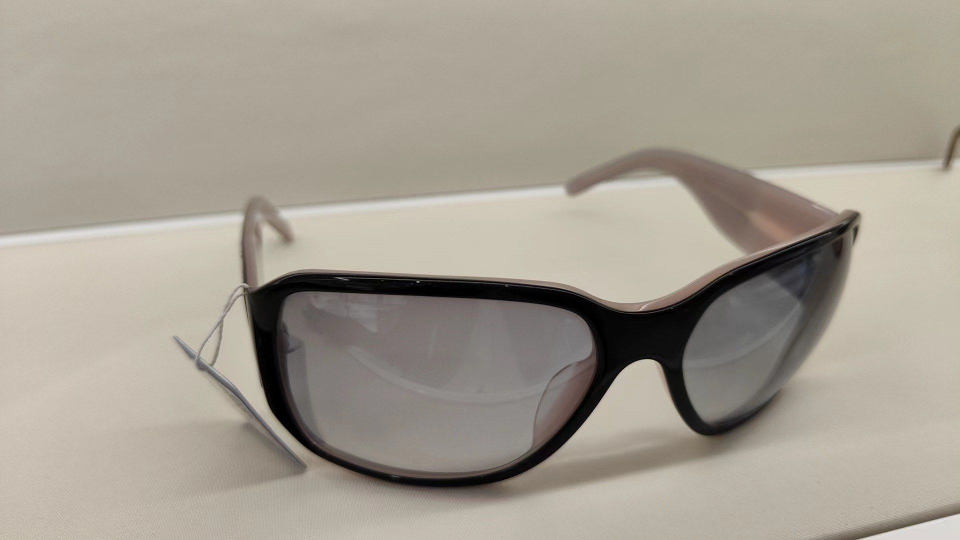 范思哲经典款太阳镜,渐变配色,更适合夏天