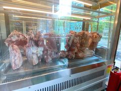 冰柜里的生羊肉-郭记原生态烤羊腿(长宁路店)
