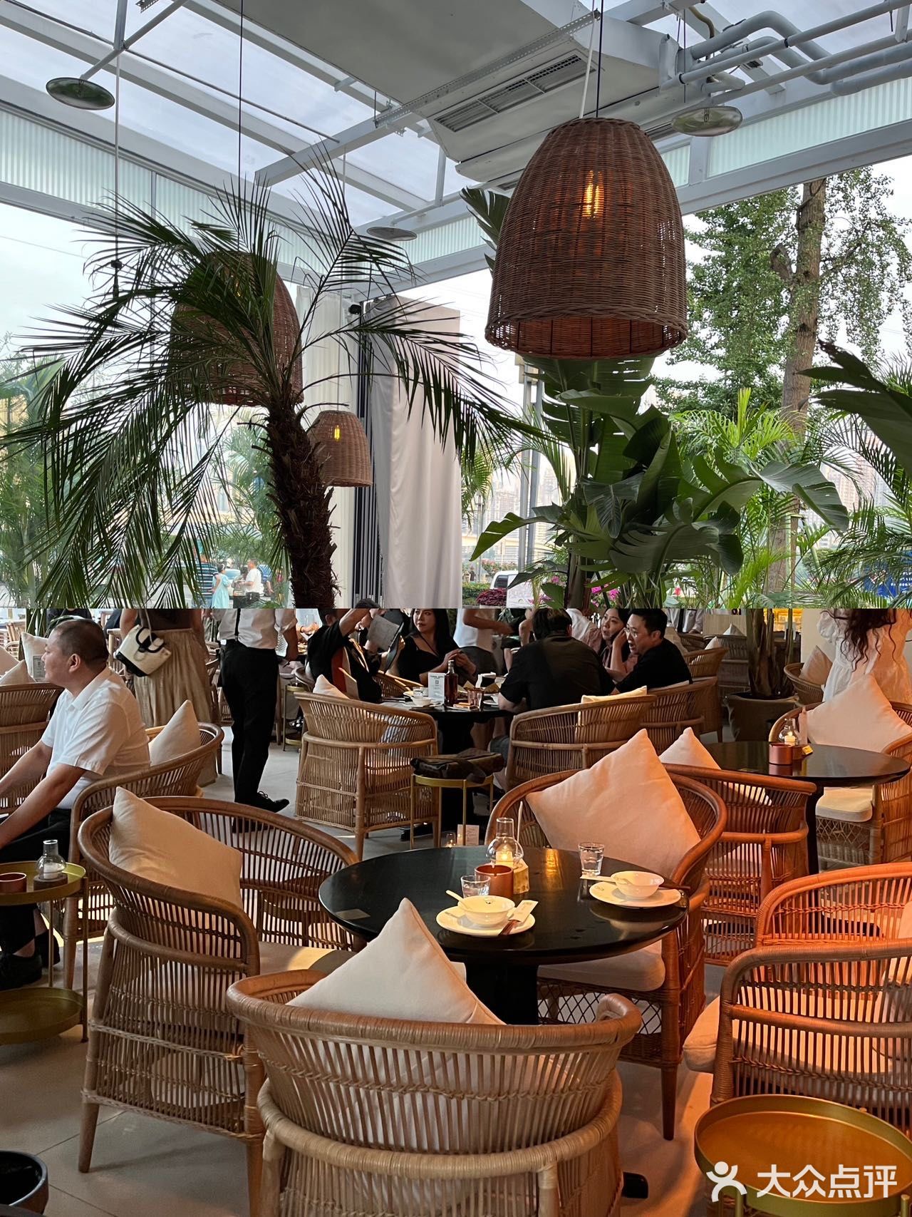 在重庆  一定会和朋友们一直去的音乐餐酒吧～