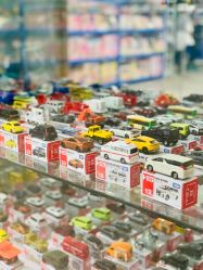 -逝水玩具折扣店