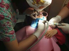 -瑞尔齿科(南京东路名人诊所)