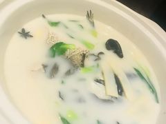 -泉畔人家·老济南经典鲁菜(大明湖店)