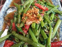 炒空心菜-卷心菜和避孕套餐厅(Pattaya)