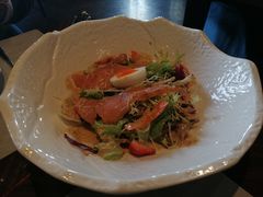 三文鱼色拉-YUE·6·西式融合餐厅(外滩六号店)