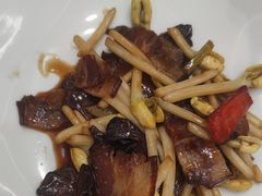 花生苗炒腊肉-上海年代·浙菜家烧·小海鲜(水上东路店)