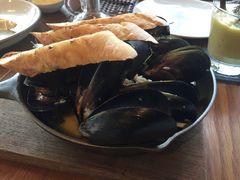 -ROAST coffee & eatery