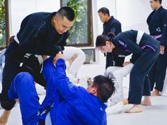 -菠萝格斗巴西柔术训练馆