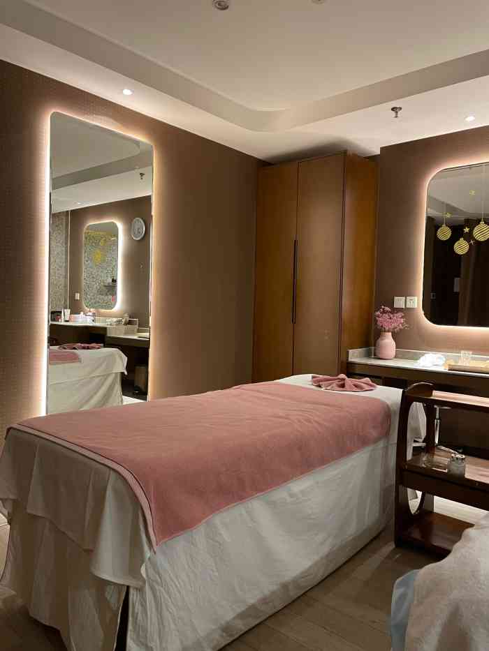 东英国际美容spa(翠微店)-"跟朋友团购去的,地方倒是还好找,就是我们.