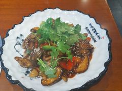 香辣鱼，烧汁香菇，-铁锅炖灶台鱼老三炖鱼馆