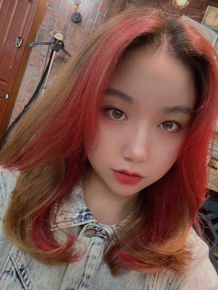 项目染发在网上团的挂耳染造型师推荐了红色整体还是很满意滴