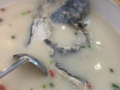 浓汤鱼头-浔味·山屿湖·正宗全鱼宴老字号