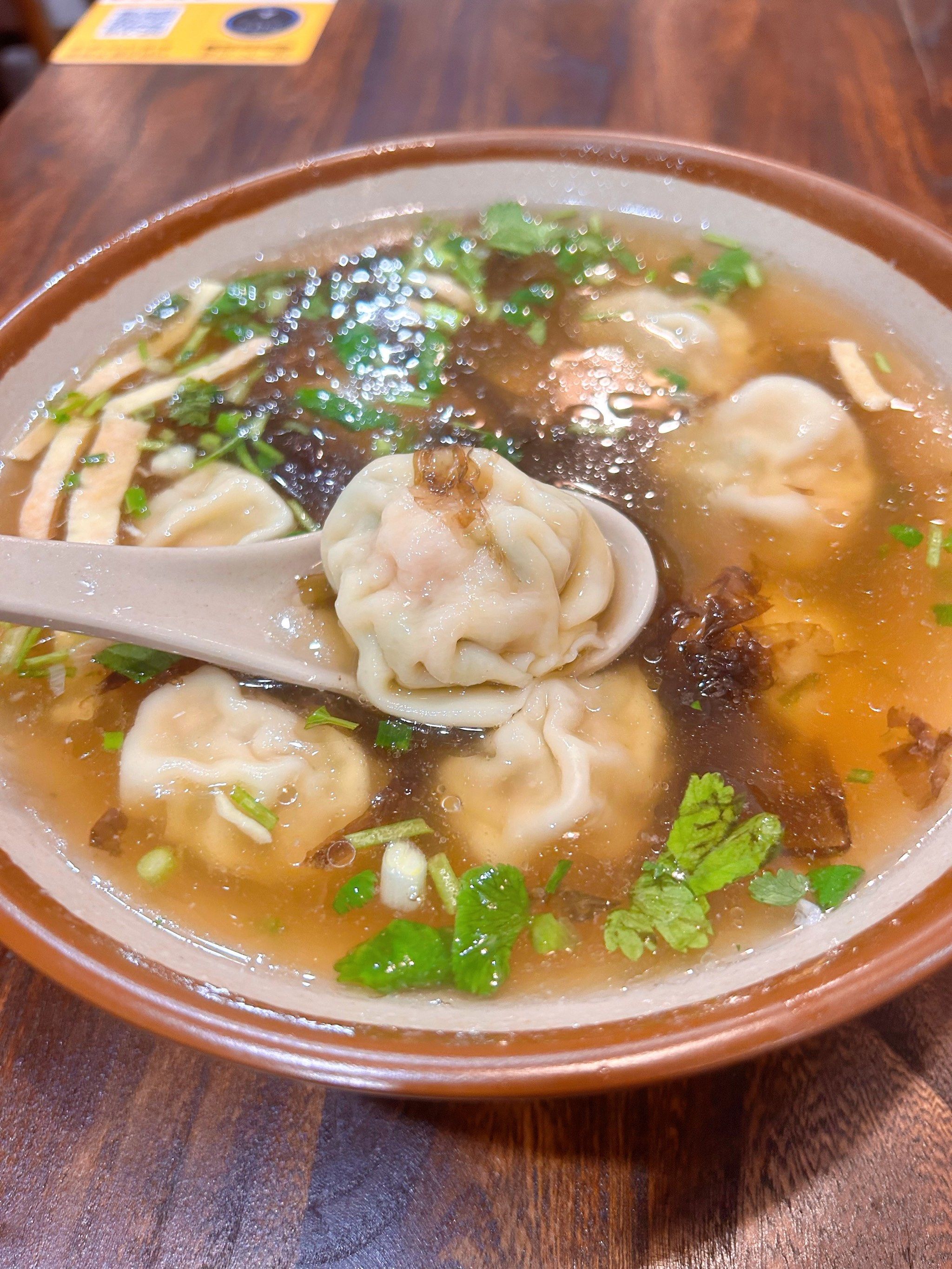 一碗热腾腾的鲜美馄饨