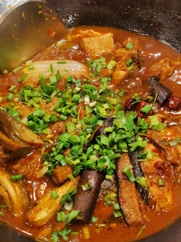 东北菜,酱脊骨味道不错,菜量可以.